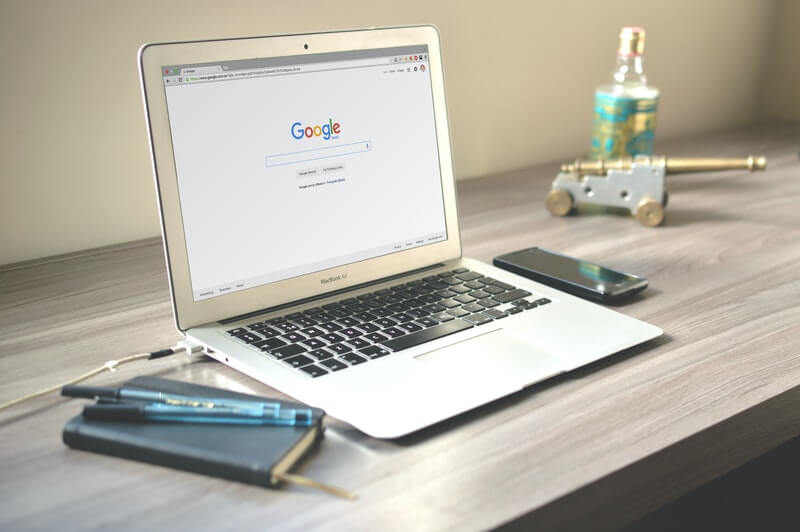 Laptop Google keresővel